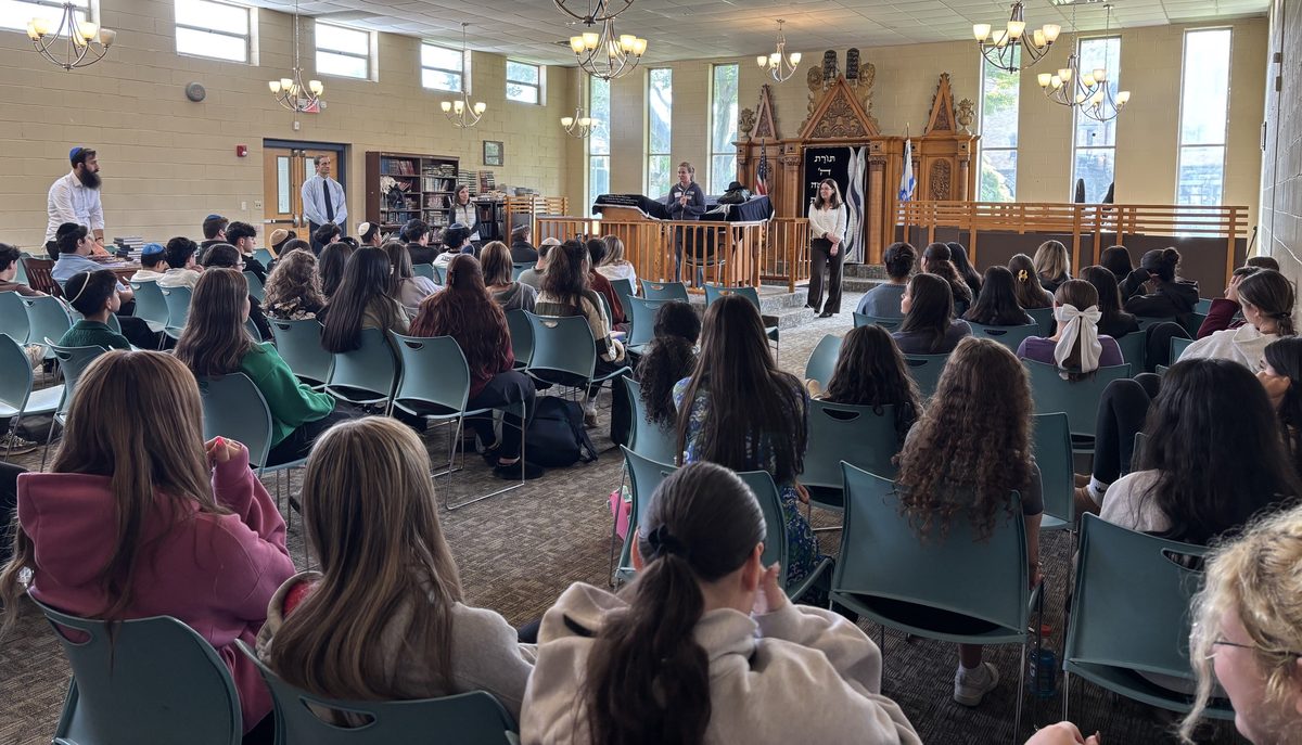 WHHS students gathered together in the shul